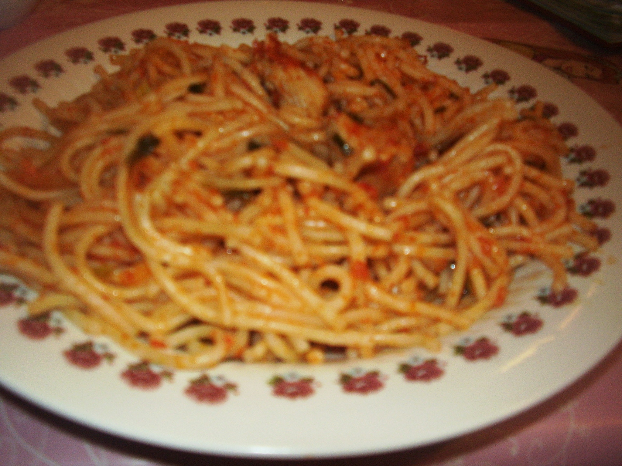 Spaghete cu piept de pui si sos de gogosari