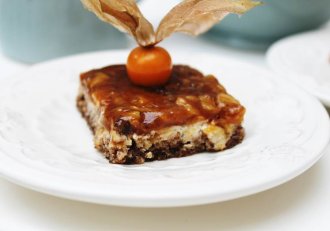 Prajitura cu nuca ,ciocolata si crema caramel