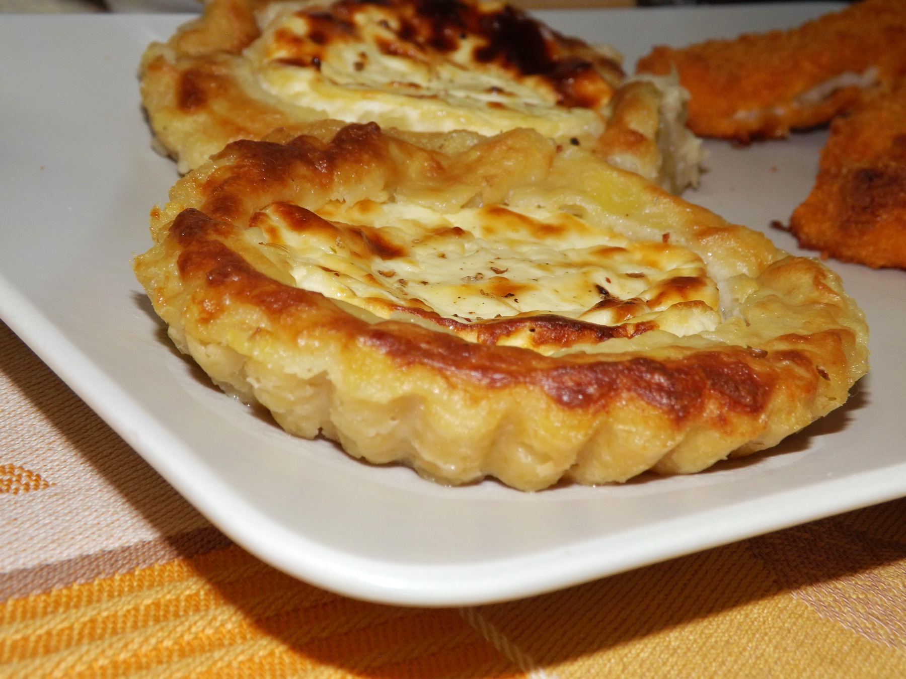 Aperitiv mini tarte din cartofi cu peste, pasta de branza si sos de iaurt