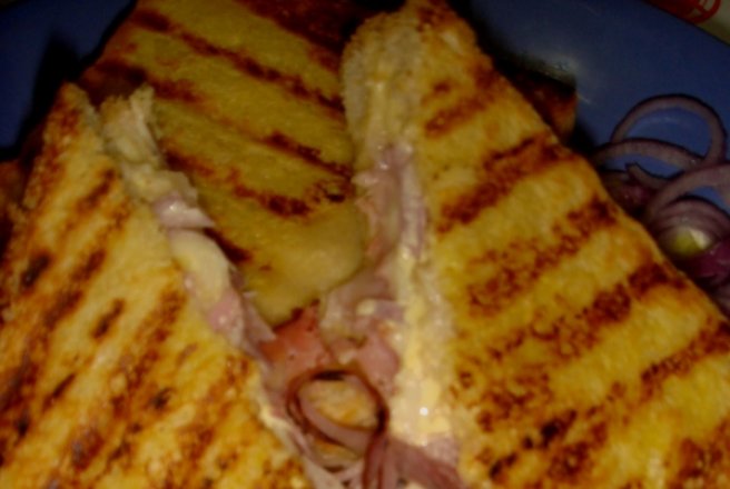 Sandwich cald cu jambon si branza topita
