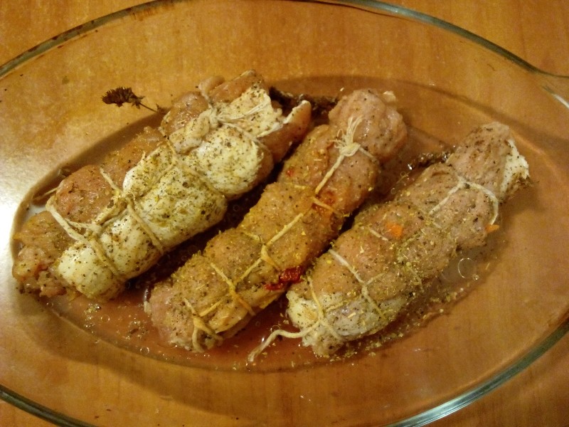 Mușchi de porc umplut cu cârnați oltenești și legume la cuptor