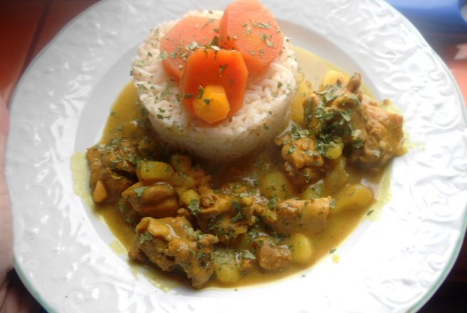 Curry de pui cu morcovi glasati si orez
