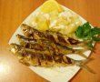 Sardine fripte pe grill cu cartofi natur și sos de usturoi-4