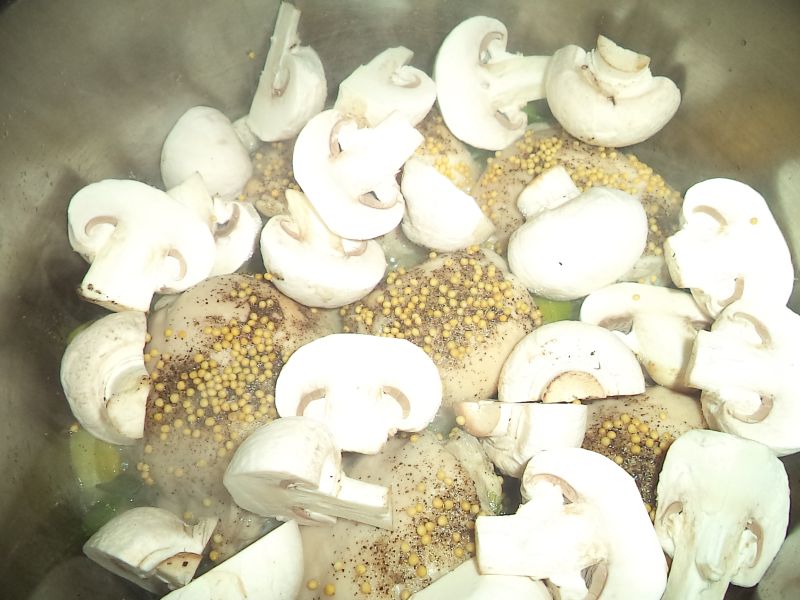 Mancare de pui cu praz si ciuperci