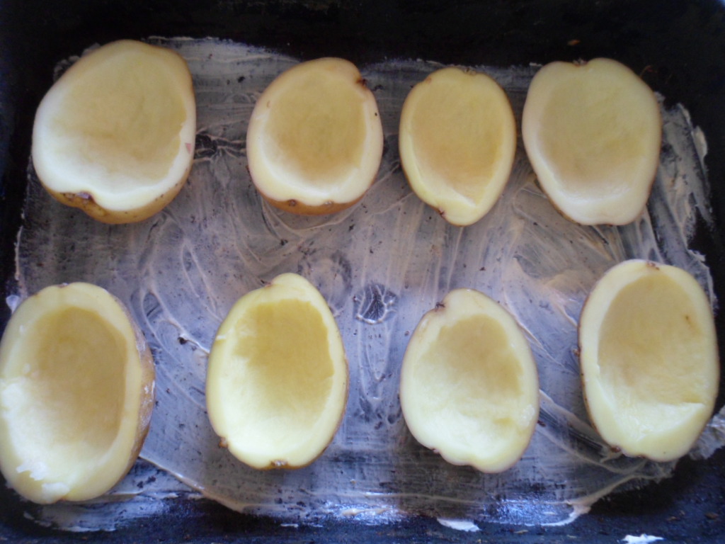 Cartofi umpluti la cuptor
