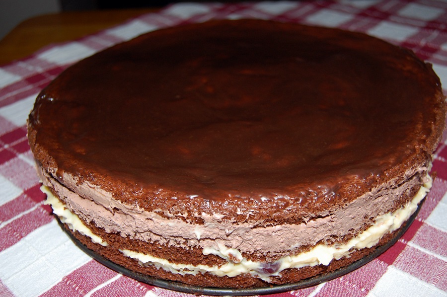 Tort de ciocolata cu crema Chantilly