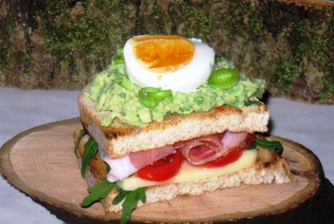 Sandwich cu piure de avocado