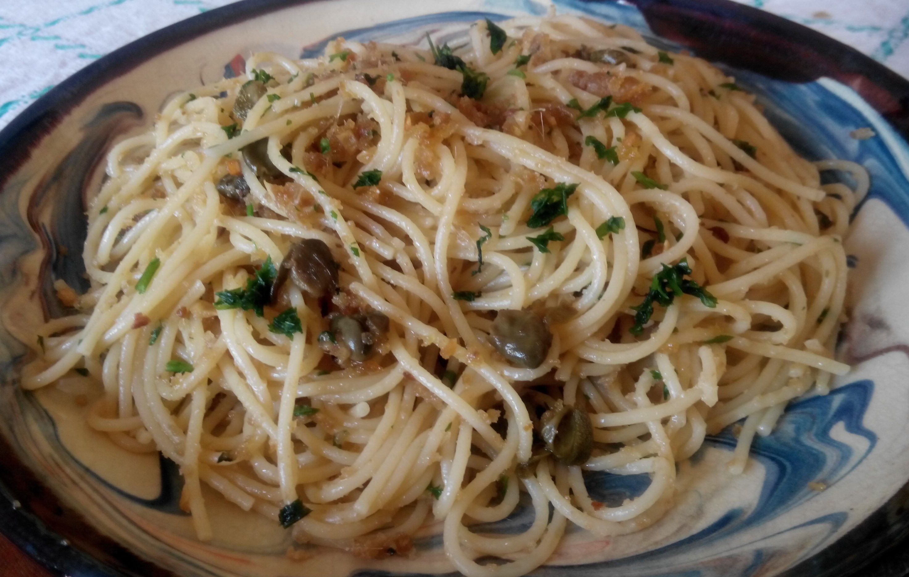 Spaghetti cu hamsii, capere si pesmet
