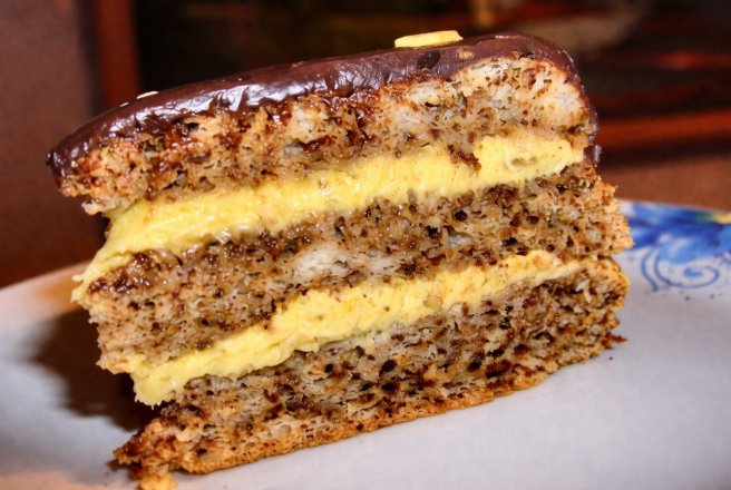 Reteta de tort cu blat cu nuca si crema de vanilie fina cu unt