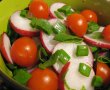 Salata de primavara cu ridichi, ceapa verde si rosii cherry-2