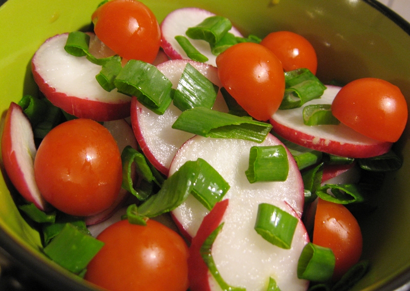 Salata de primavara cu ridichi, ceapa verde si rosii cherry