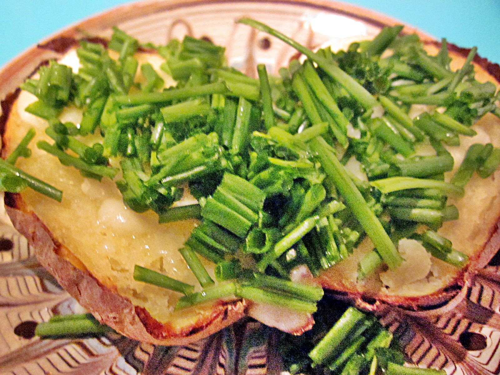 Cartofi copți cu brânză de burduf și chives