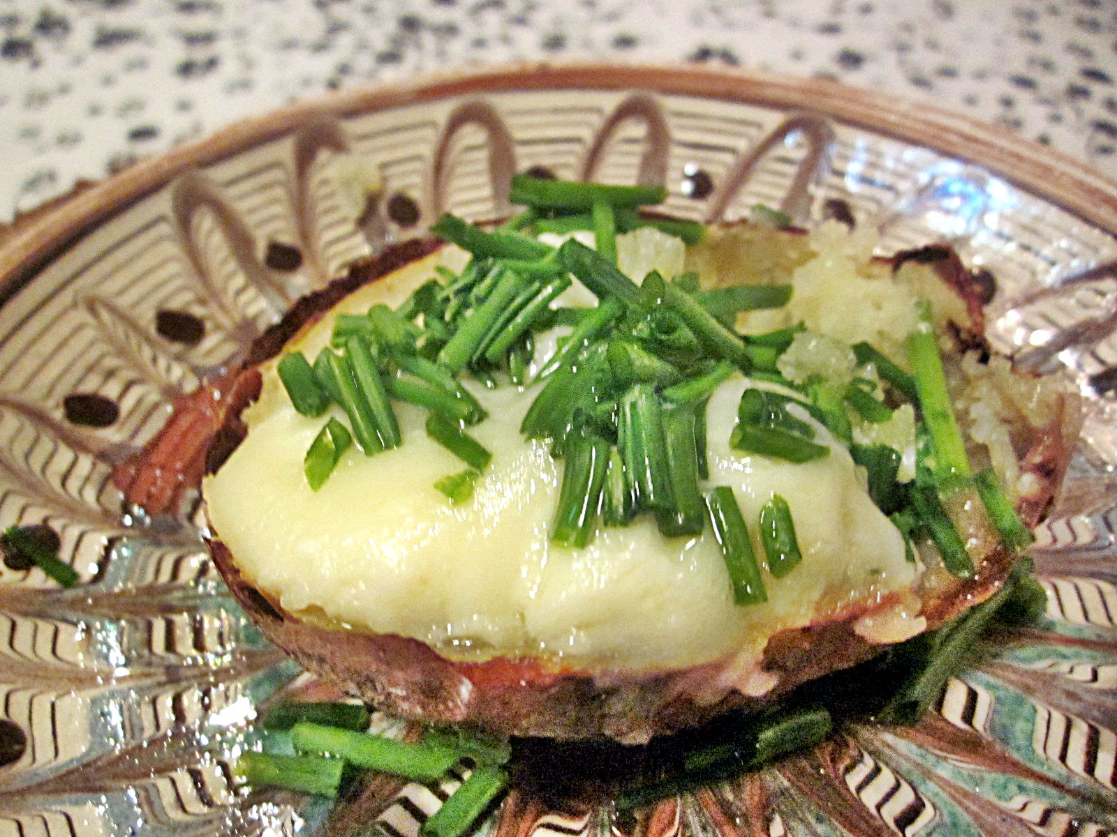 Cartofi copți cu brânză de burduf și chives