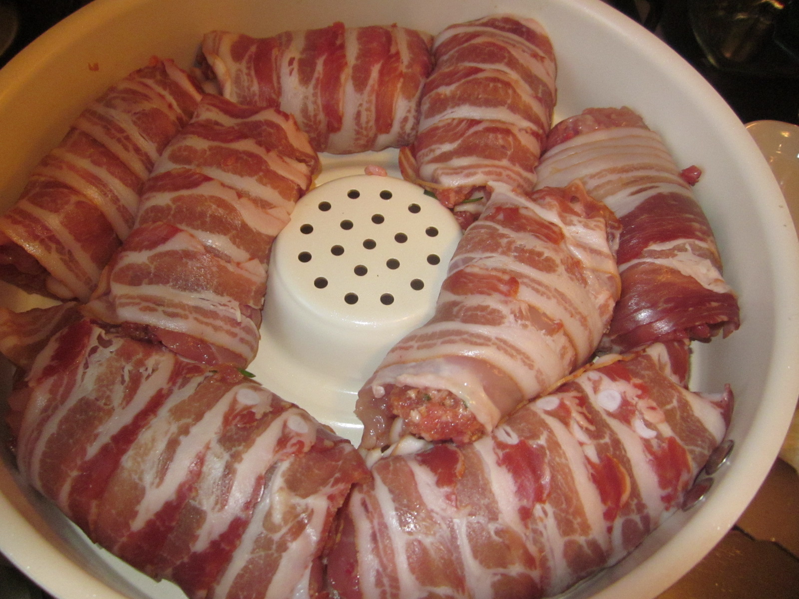 Pulpe de pui umplute, învelite in bacon
