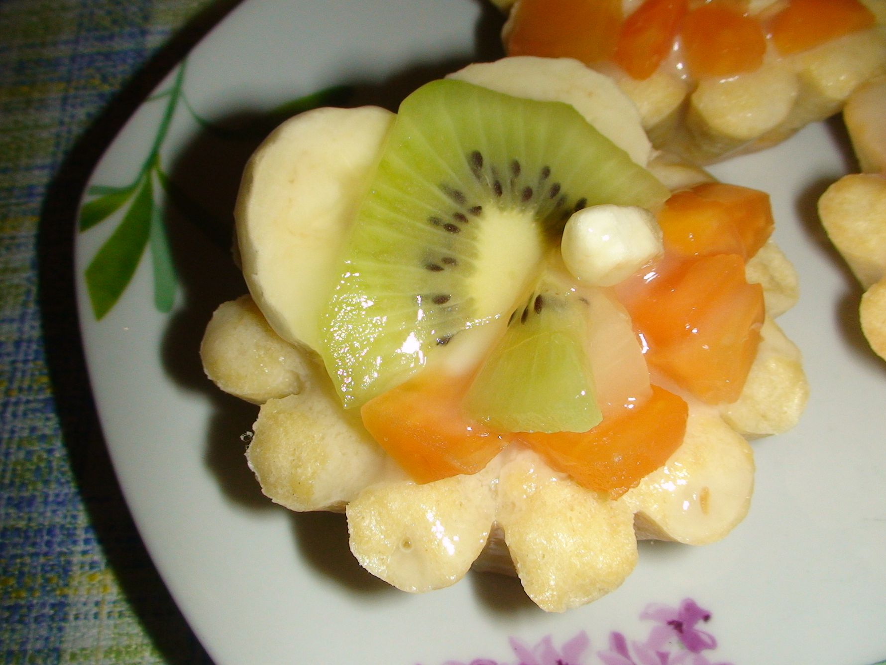 Mini tarte  cu crema de vanilie si fructe tropicale