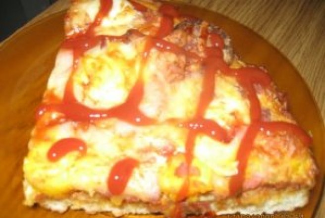Pizza cu sos de rosii