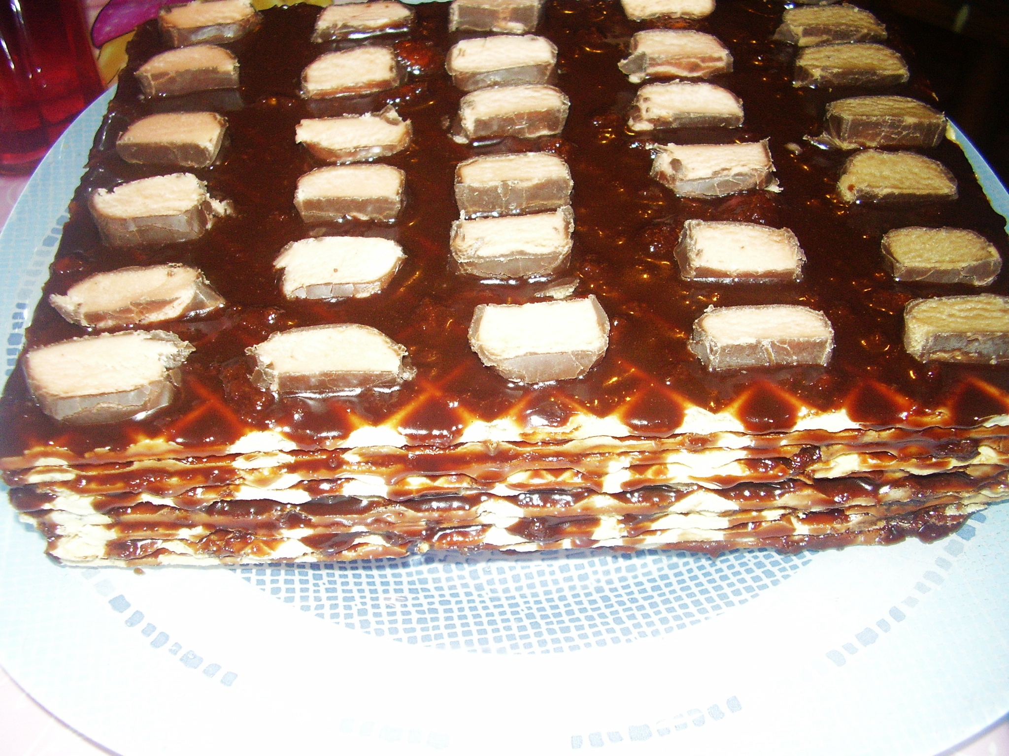 Tort din foi de napolitane cu sos caramel si glazura de ciocolata  (reteta nr.100)