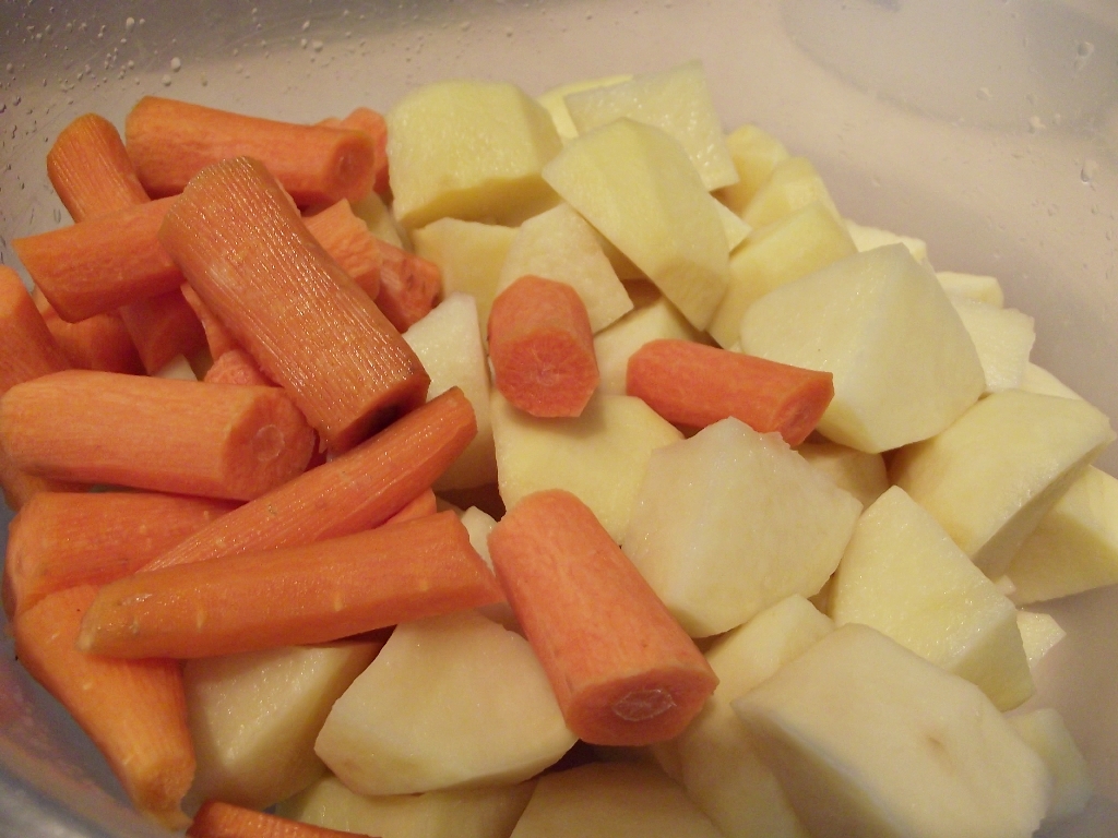 Tocanita de cartofi cu morcovi si perisoare