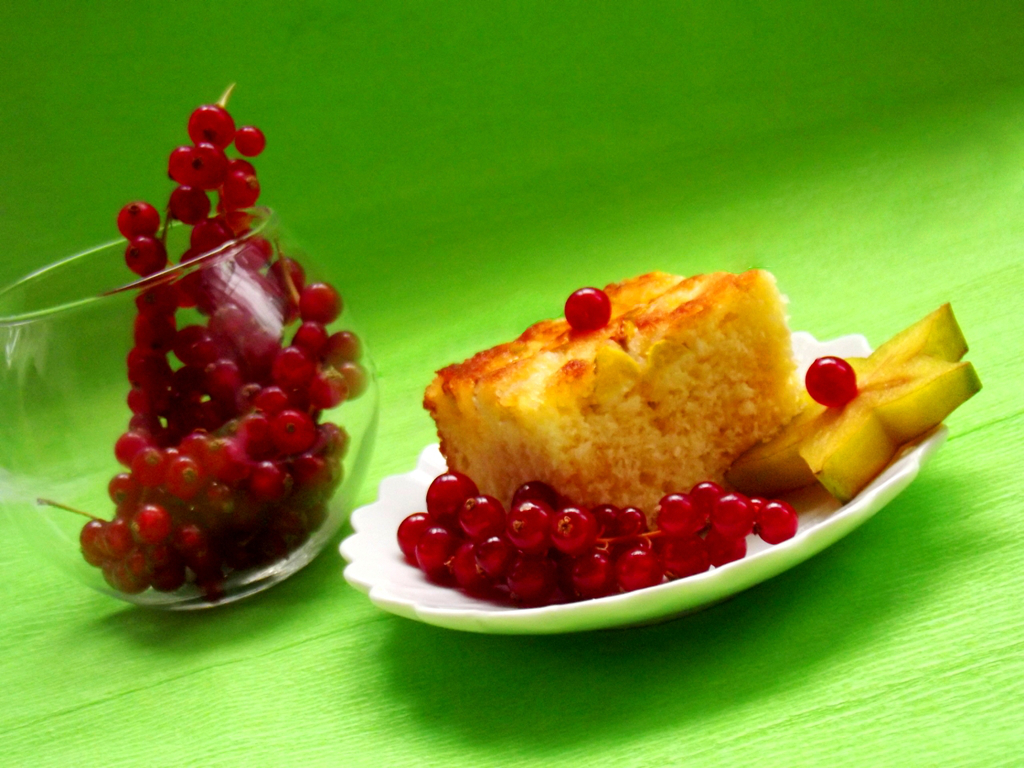 Prăjitură răsturnată cu fructe carambola