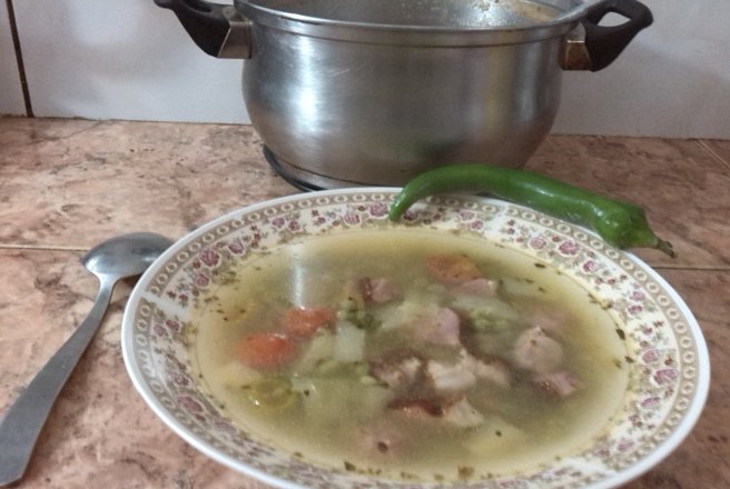 Supa cu mazare si ciolan afumat