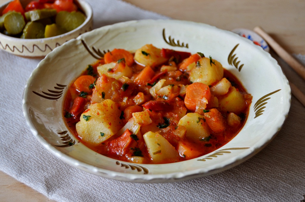 Gulyas de cartofi cu legume - Multicooker
