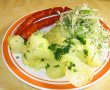 Cartofi natur cu carnati prajiti si salata de varza-0