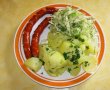 Cartofi natur cu carnati prajiti si salata de varza-1
