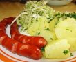 Cartofi natur cu carnati prajiti si salata de varza-2