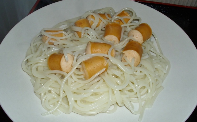 Spaghete cu cremwursti si sos rosu