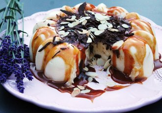 Mousse cu migdale si sos de caramel