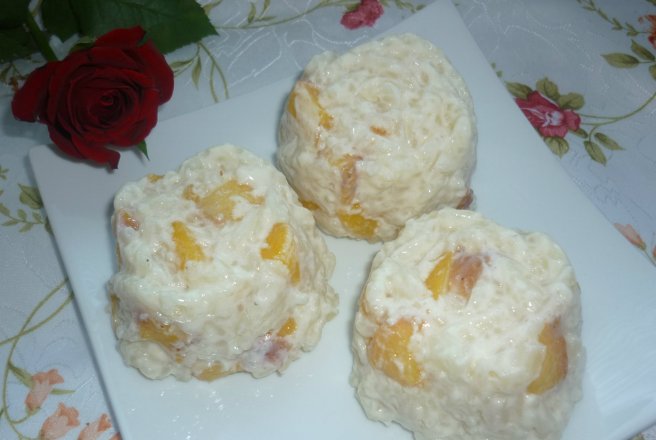 Trandafiri din orez cu lapte si piersici