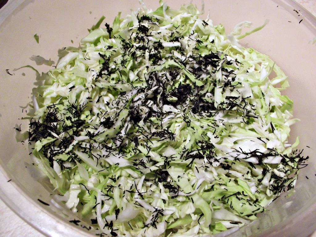 Salata de legume, cu sos de usturoi si iaurt