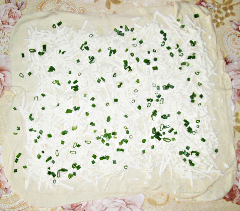Kombe - placinta cu telemea si ceapa verde