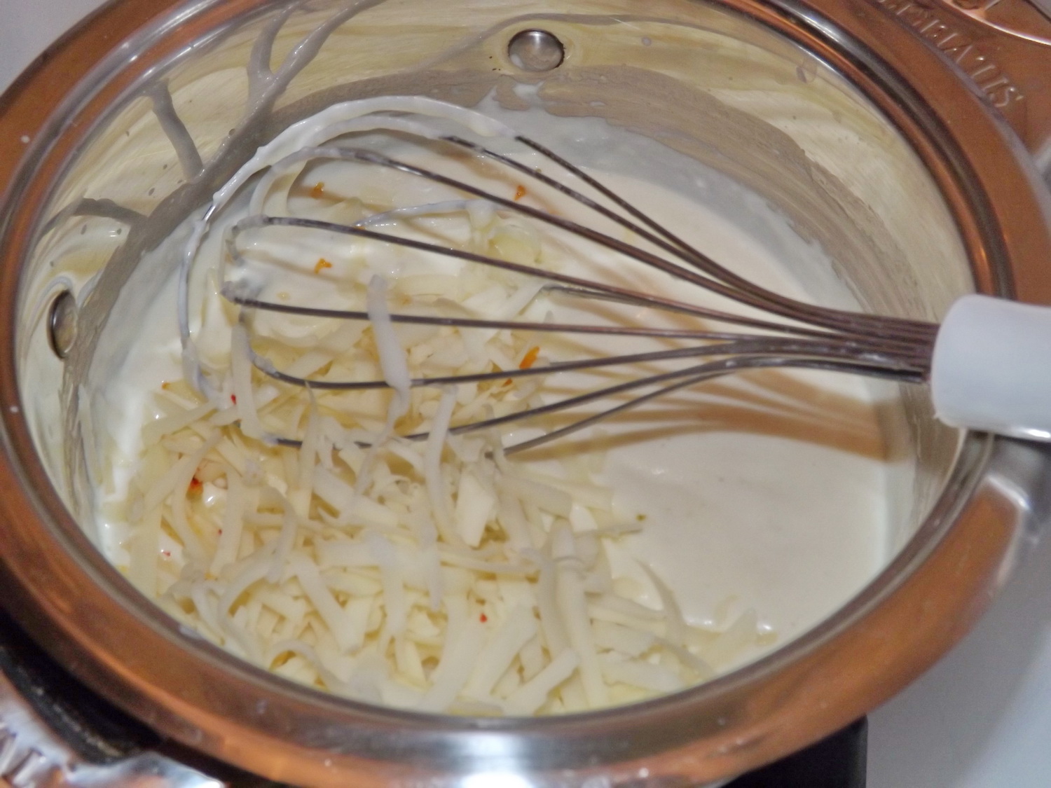 Gnocchi din spanac cu sos alb de branzeturi