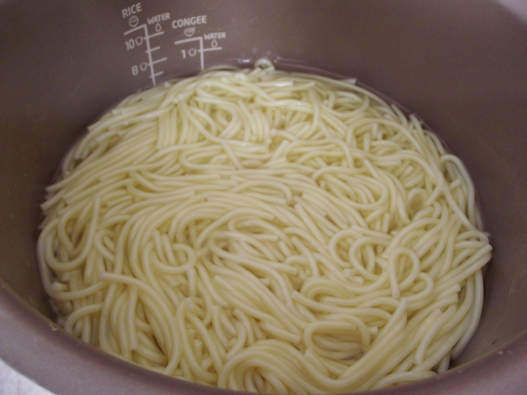 Budinca de spaghete cu branza si merisoare