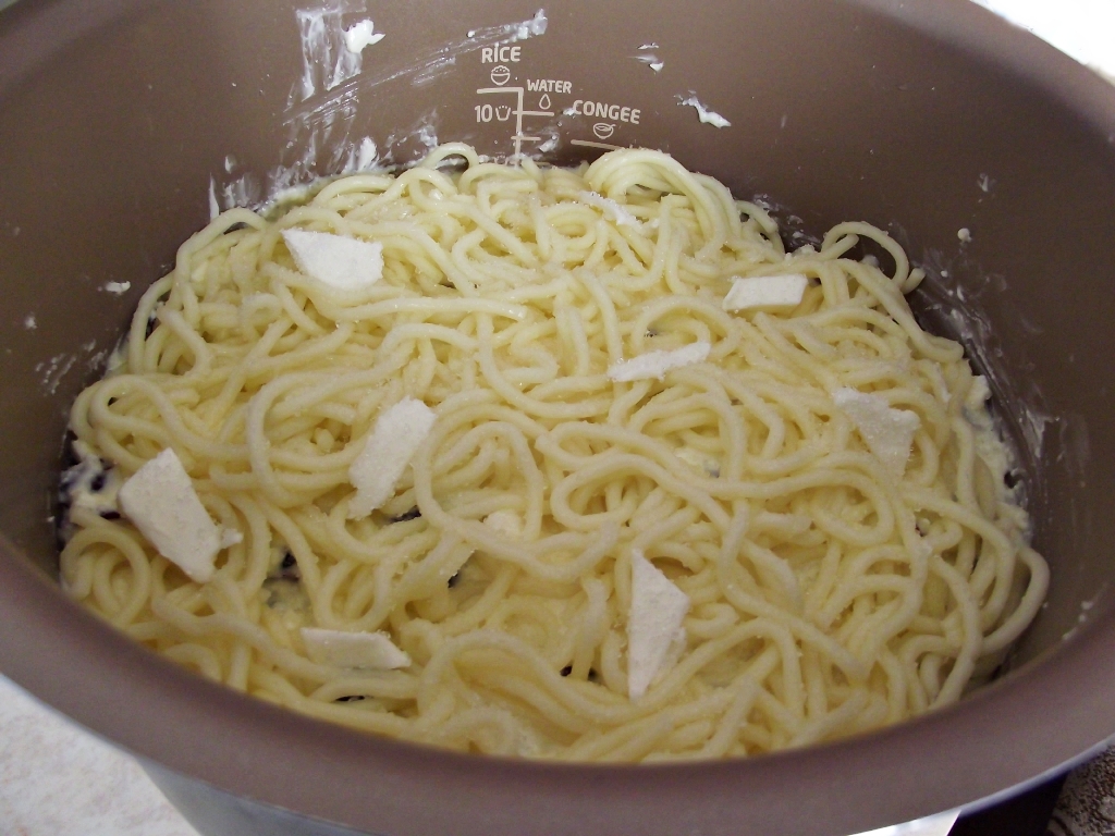 Budinca de spaghete cu branza si merisoare