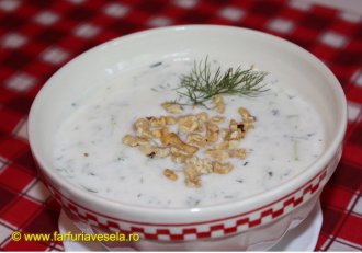 Supa rece de iaurt cu castraveti (reteta video)