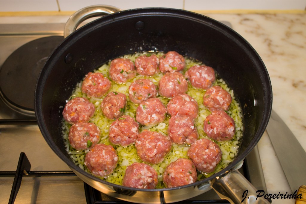 Perisoare de carne cu sos tomat si ciuperci