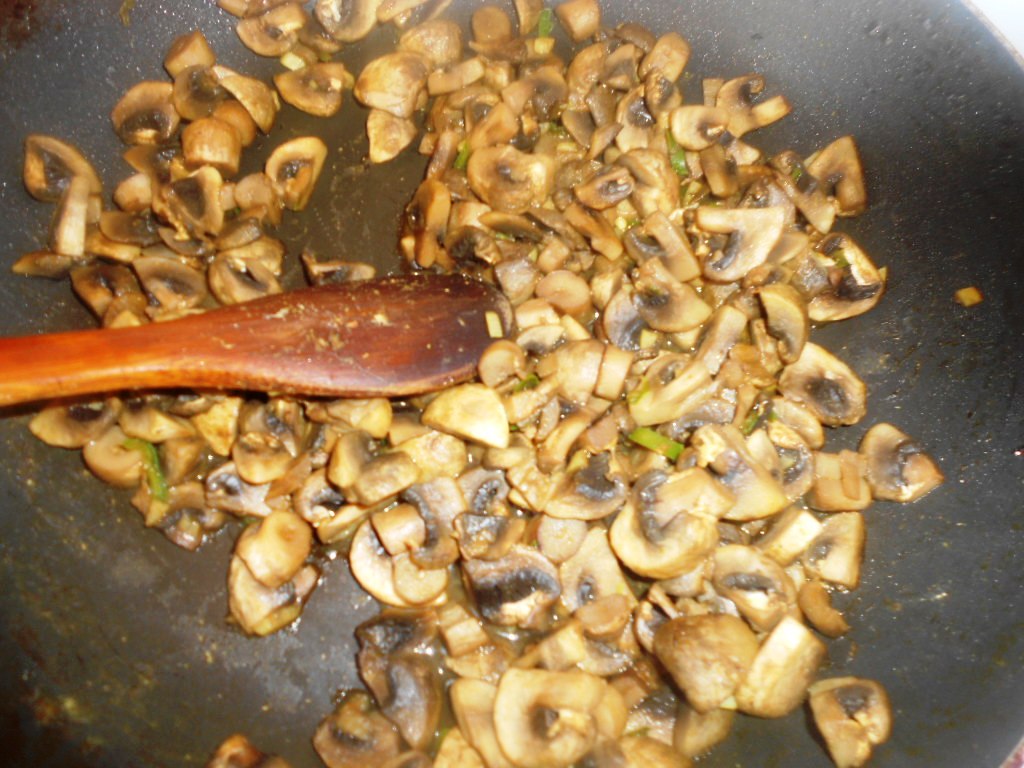 Paste cu ciuperci si pulpe la cuptor