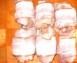 Pulpe de pui umplute cu carnaciori si invelite in bacon-5