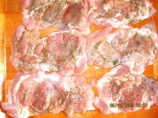 Pulpe de pui umplute cu carnaciori si invelite in bacon