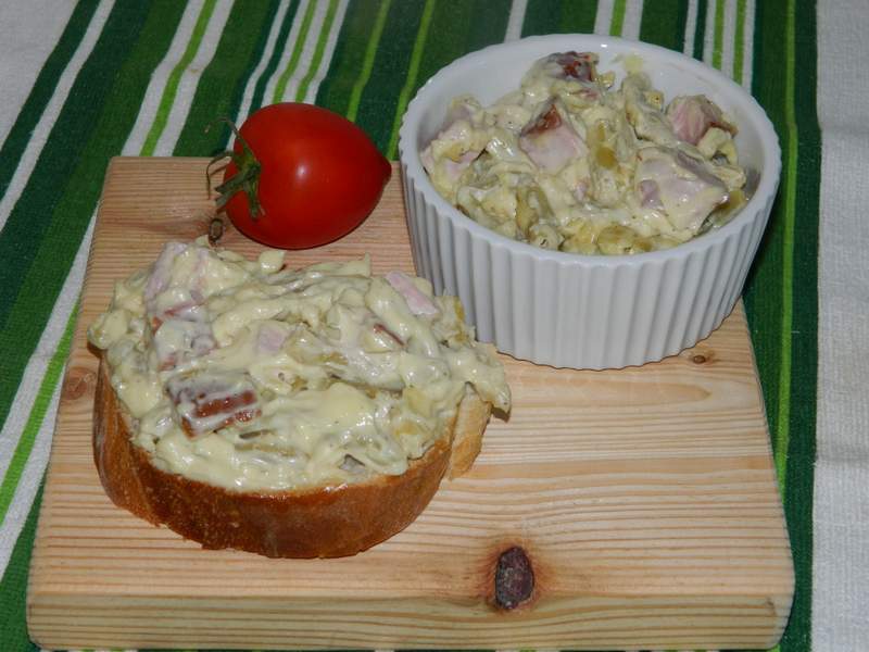 Salata de pastai cu pastrama si maioneza