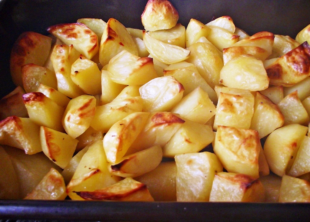 Cartofi la cuptor, cu sos de ardei copt