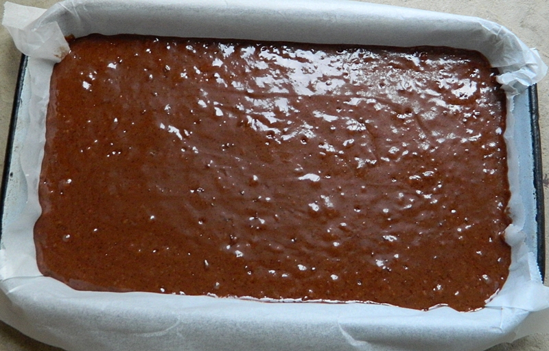 Negresa ( II ) cu dulceata de caise si fulgi de ciocolata