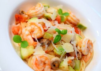 Spaghetti cu creveti, dovlecei si ciupercute