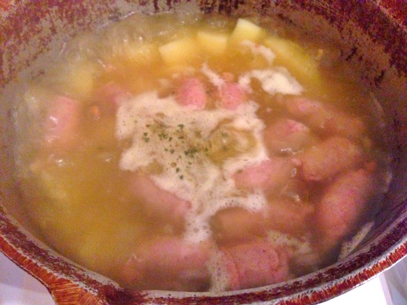 Tocana de cartofi cu carnati subtiri