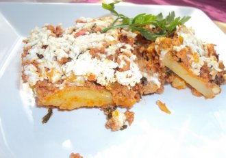 Cartofi in straturi cu carne si branza feta