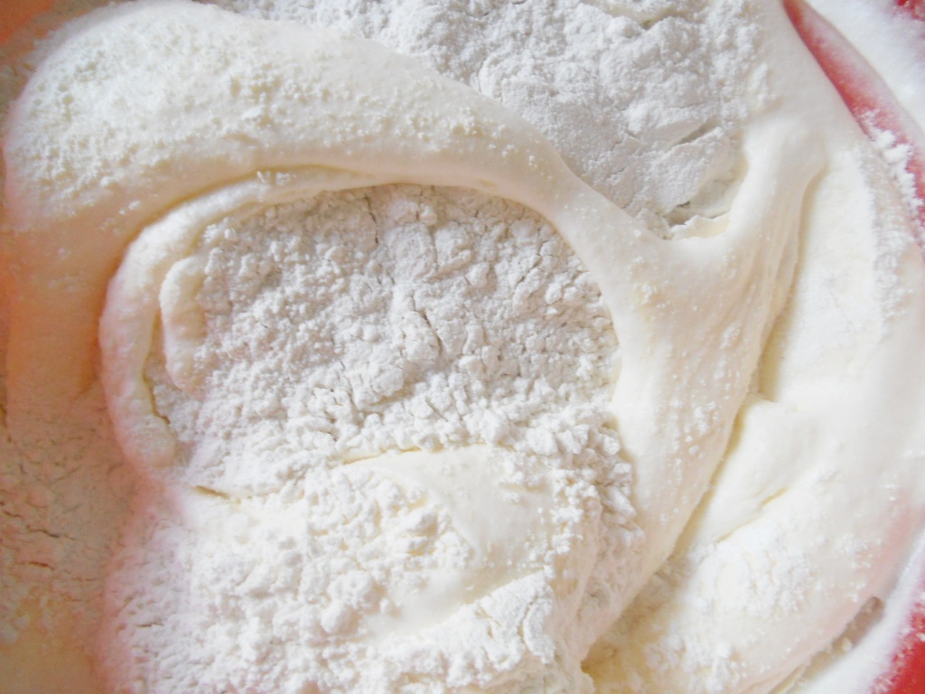 Prăjitură marmorată cu caise şi cremă de zmeură
