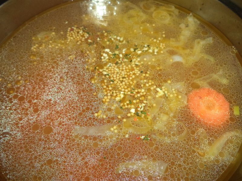 Supa usoara cu praz si paste colorate