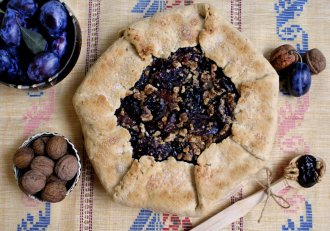 Tarta rustica cu prune si nuci